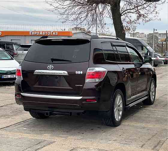 Свежепригнан растаможен 7 мест полный привод пишите. Тирасполь