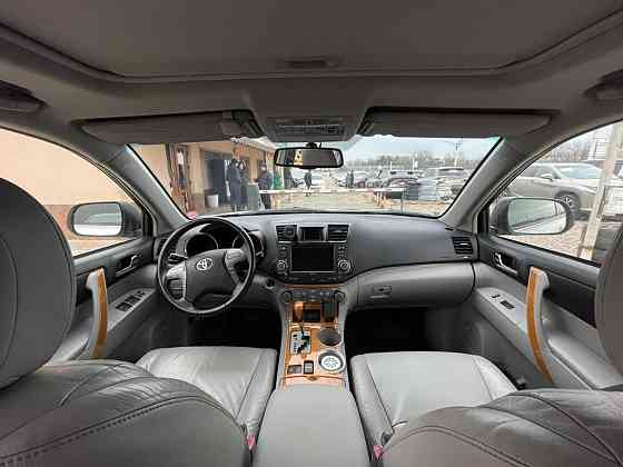 Надежный паркетник полный привод максималка.7 мест. пишите Тирасполь