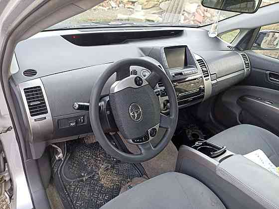 Приус в хорошем состоянии гибрид и газ метан пишите Тирасполь