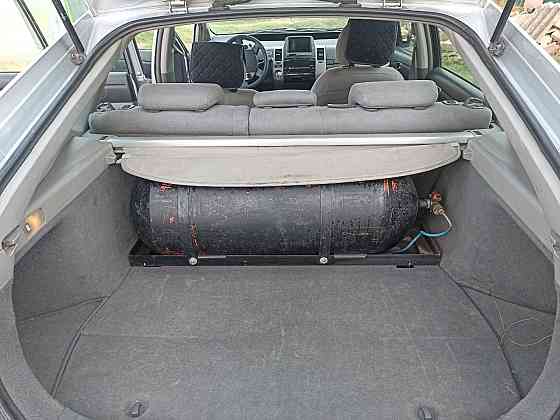 Приус в хорошем состоянии гибрид и газ метан пишите Тирасполь