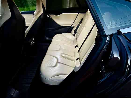 Шикарная тесла в идеальном состоянии пишите по номеру 77751188 Tiraspol